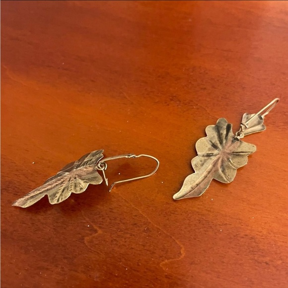 [sold] 10k solid gold diamond cut tricolor leaves dangle statement earrings 2” - Picture 6 of 7